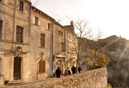 Rue montant au château de Baux de Provence - photo : Rhinoferos