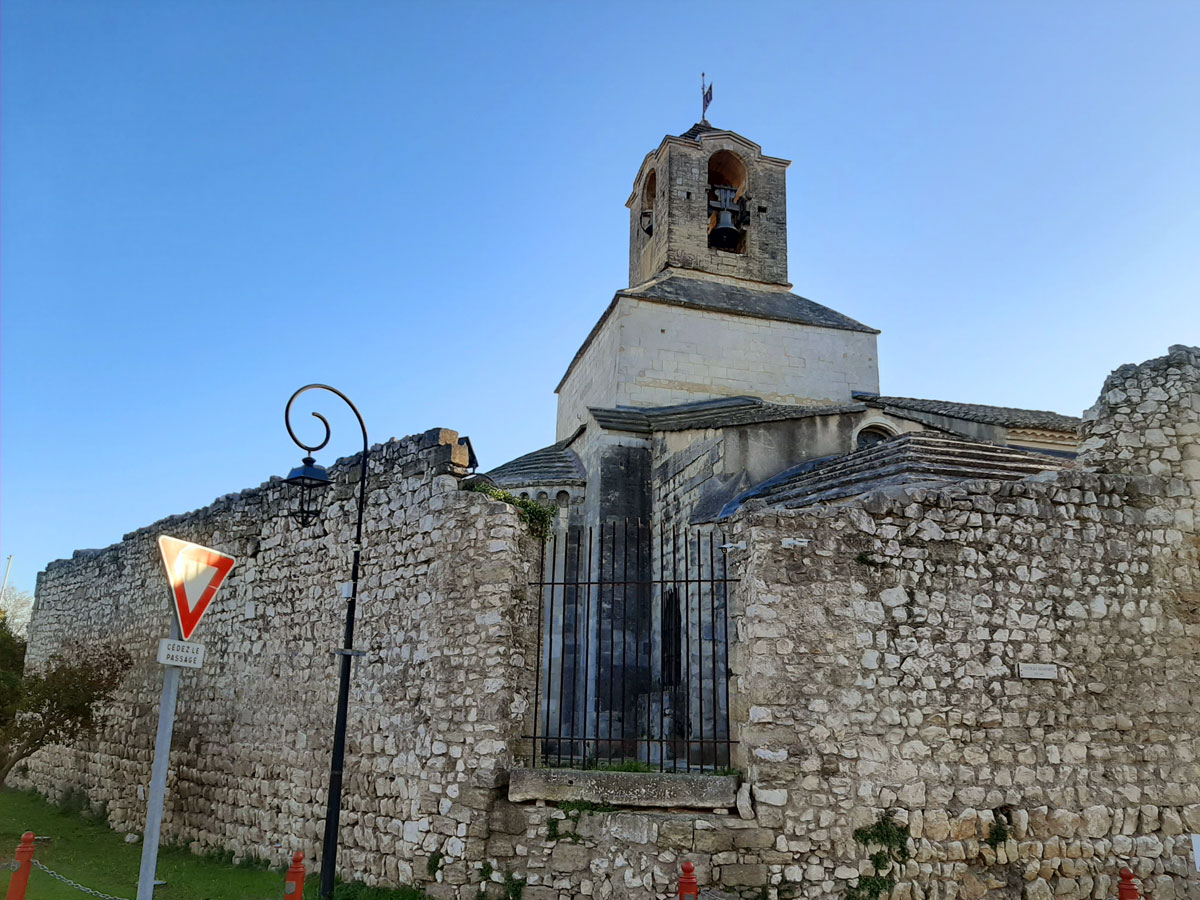 L'église à l'entrée de Noves - photo : rhinoferos