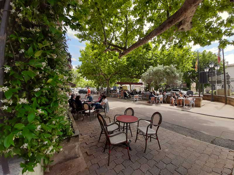 La place animée de Fontvieille - photo : Rhinoferos