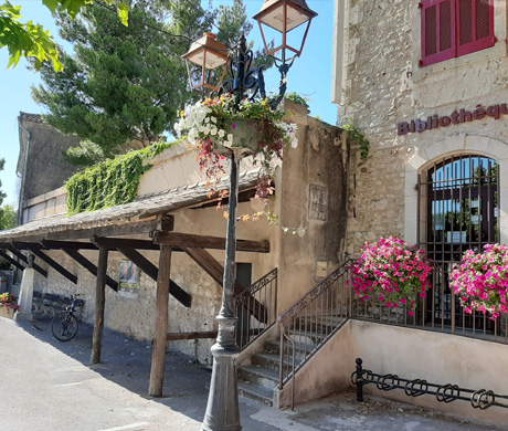 Vue de la place d'Eyragues - photo : Rhinoferos