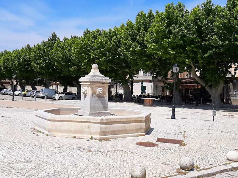 La grand place de Boulbon - photo : Rhinoferos