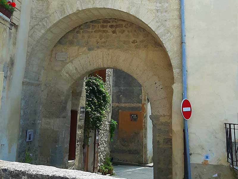 Porte fortifiée de Boulbon - photo : Rhinoferos