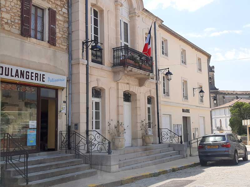 La mairie de Boulbon - photo : Rhinoferos