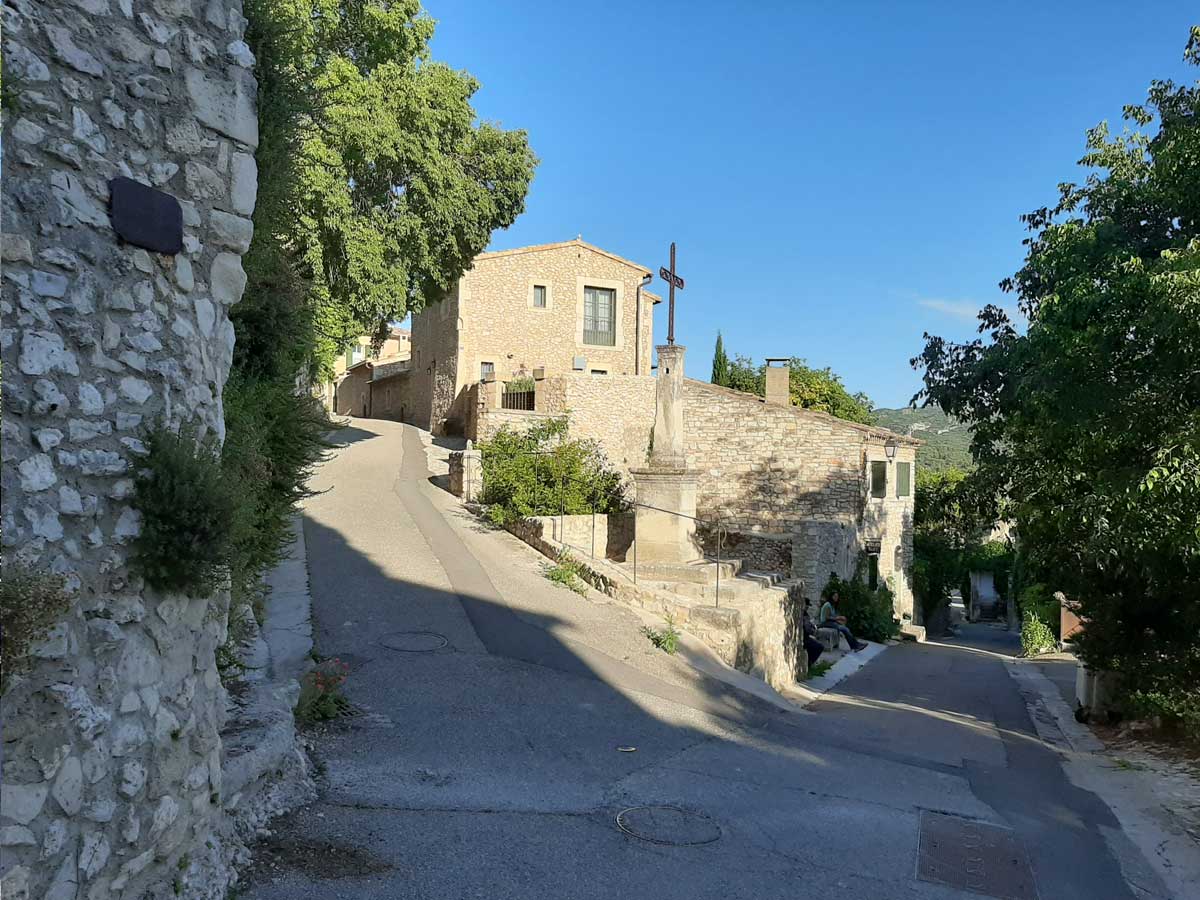 La montée d'Eygalières - photo : Rhinoferos