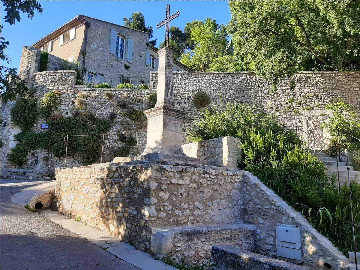 La montée d'Eygalières - photo : Rhinoferos