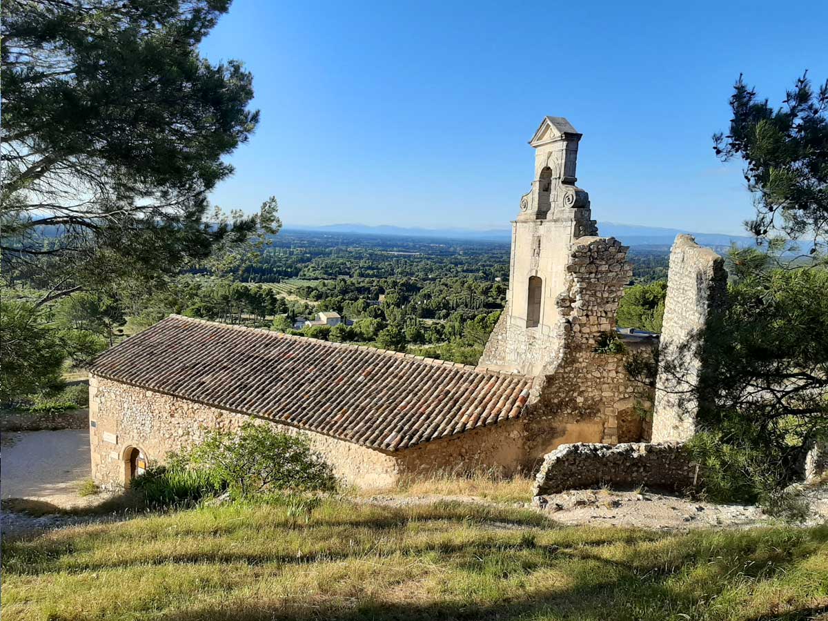 Vue de la chapelle d'Eygalières - photo : Rhinoferos