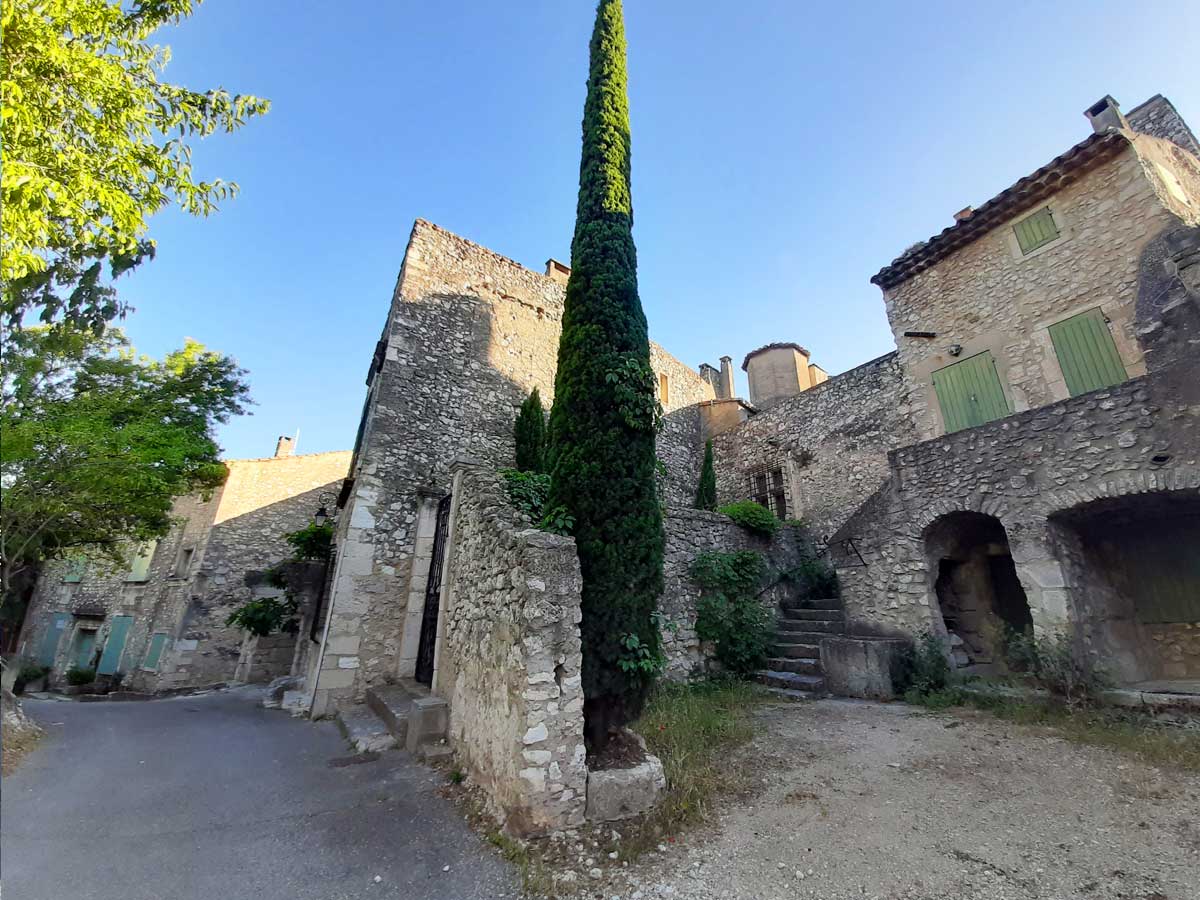 La montée d'Eygalières - photo : Rhinoferos