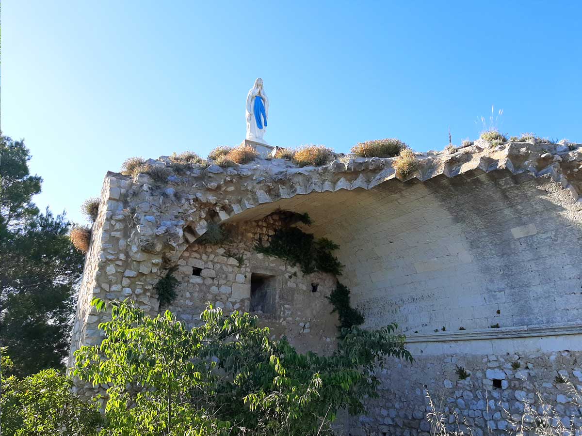 La vierge sur la collineLa montée d'Eygalières - photo : Rhinoferos