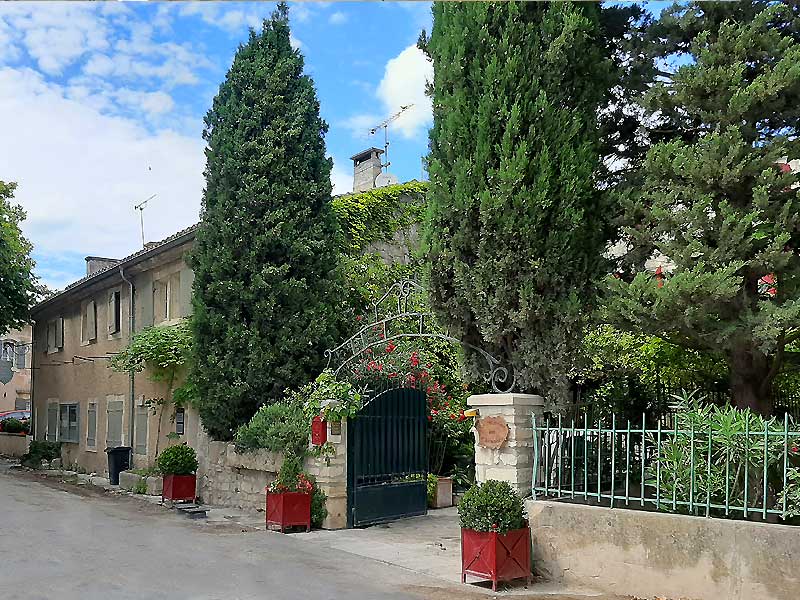 Une des rues de Paradou - photo : Rhinoferos