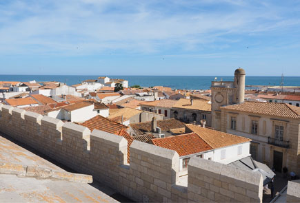 Vue des remparts des Saintes Marie de la Mer